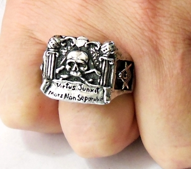 Anel macon: caveira - VIRTUS JUNXIT MORS NON SEPARABIT: